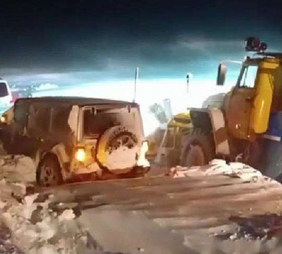 в ростовской области тысячи машин застряли в пробке, которая образовалась из-за аномального снегопада (видео)